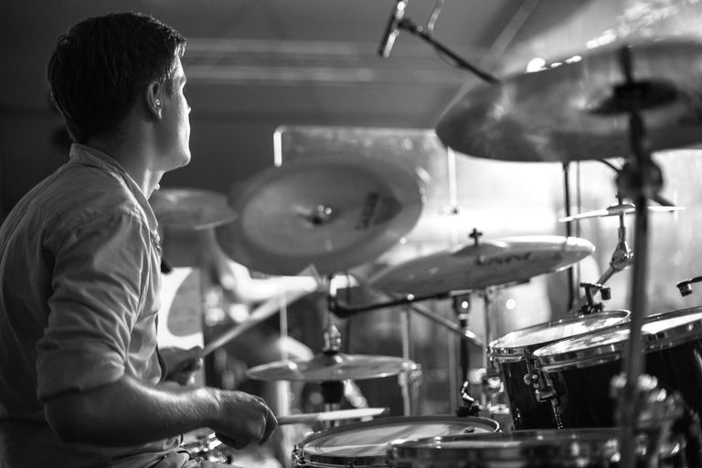 Schlagzeuger spielt Schlagzeug Schlagzeugunterricht in der privaten Musikschule Moers